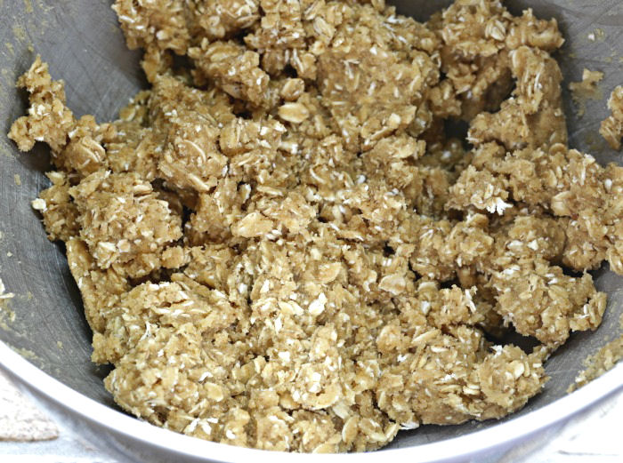 gluten free oat and flour mixture for date slices