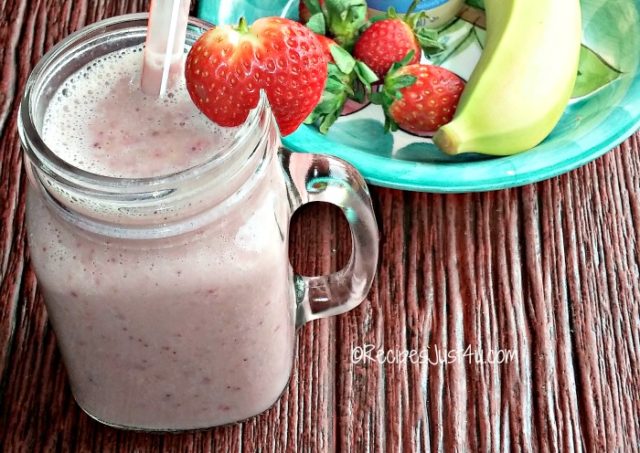 Skinny Strawberry Banana Smoothie with Almond Milk