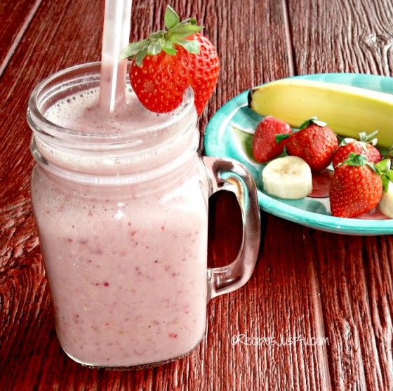 Skinny Strawberry Banana Smoothie with Almond Milk