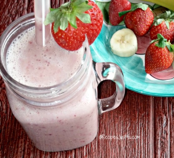 Skinny Strawberry Banana Smoothie with Almond Milk