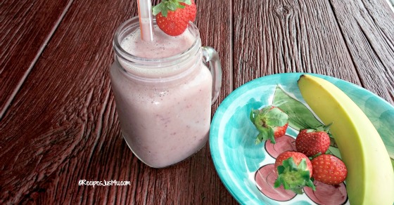 Skinny Strawberry Banana Smoothie with Almond Milk