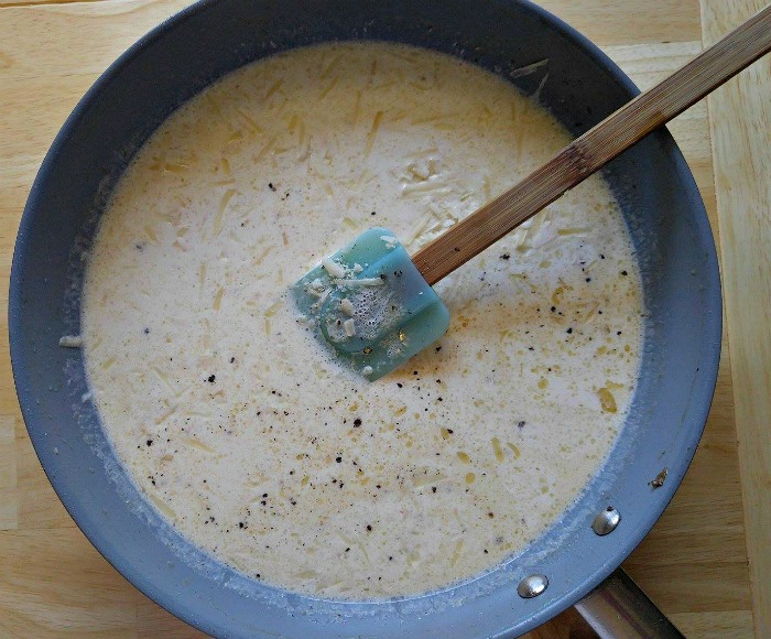 Maklng a creamy sauce
