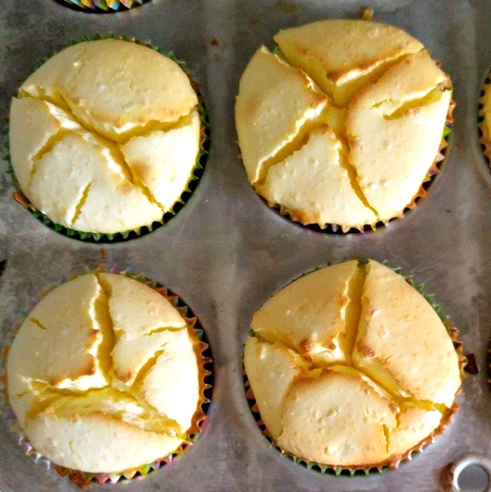 Raised cheesecakes with cracked tops