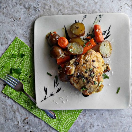 Slow Cooker Garlic Chicken with Baby Potatoes and Carrots