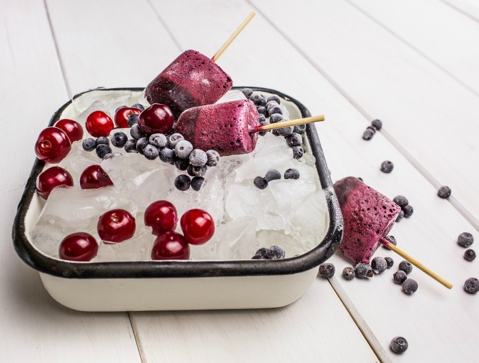 Summer desserts ideas - Fruit pops in a container of ice cubes