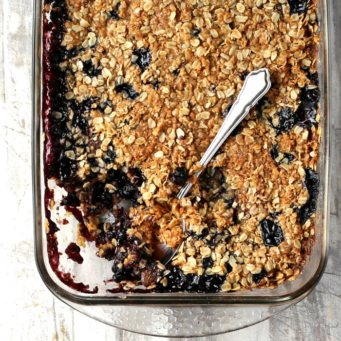 Serving fig crumble