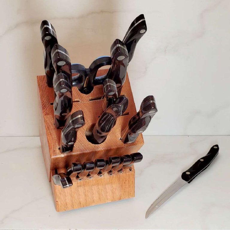 Knife block with kitchen knives.